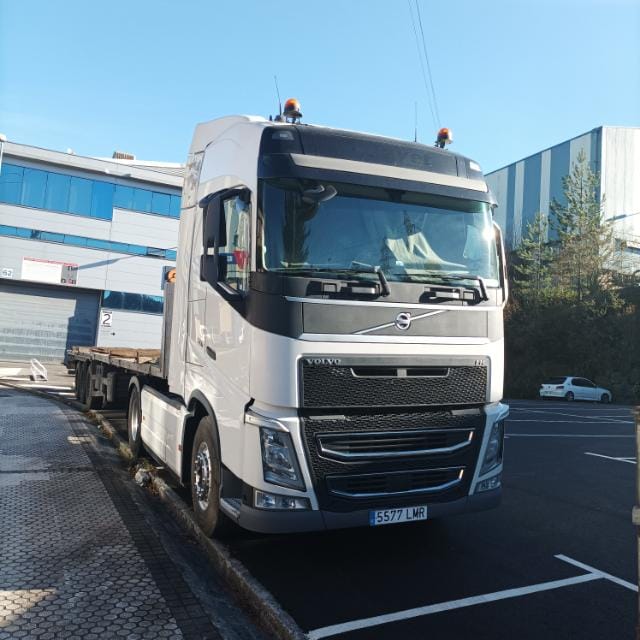 camión 28 toneladas especializado de maquinaria y cargas pesadas bikondo euskadi españa