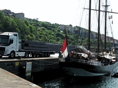 camión con estructura metálica en el puerto transportes bikondo euskadi