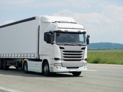 camión lona blanca sin carga bikondo transporte especializado de maquinaria y cargas pesadas